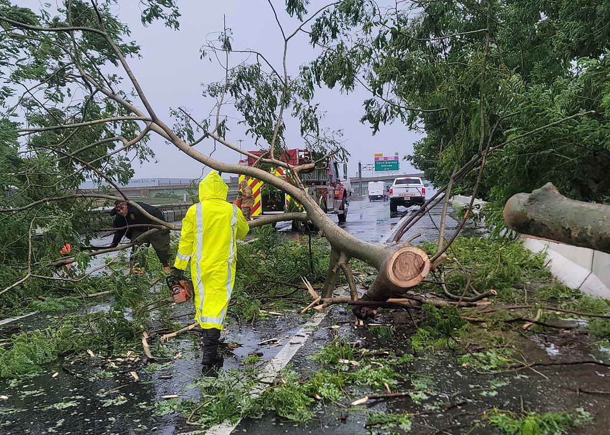 El huracán Fiona llega a Puerto Rico y deja sin electricidad a la isla
