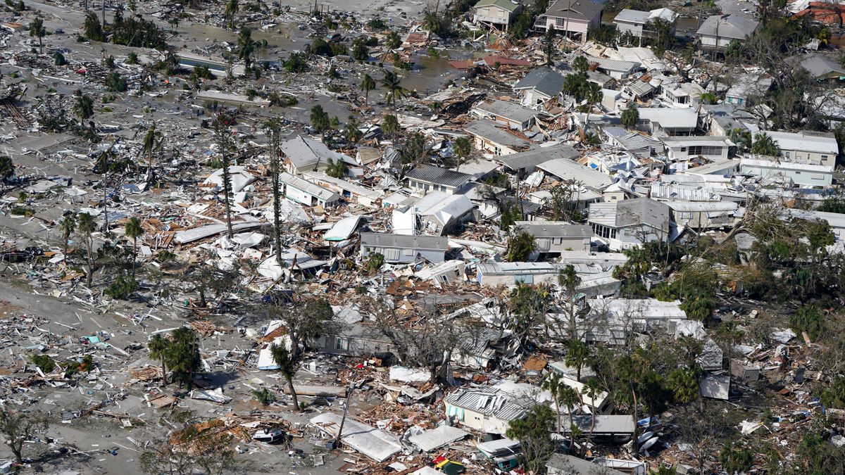 El huracán ‘Ian’ sale de Florida tras dejar un rastro de inundaciones, apagones y destrucción