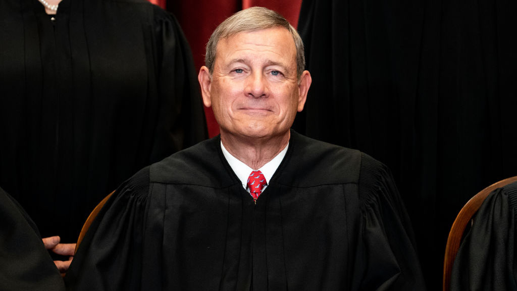 El juez John Roberts sale en defensa de la autoridad de la Corte Suprema