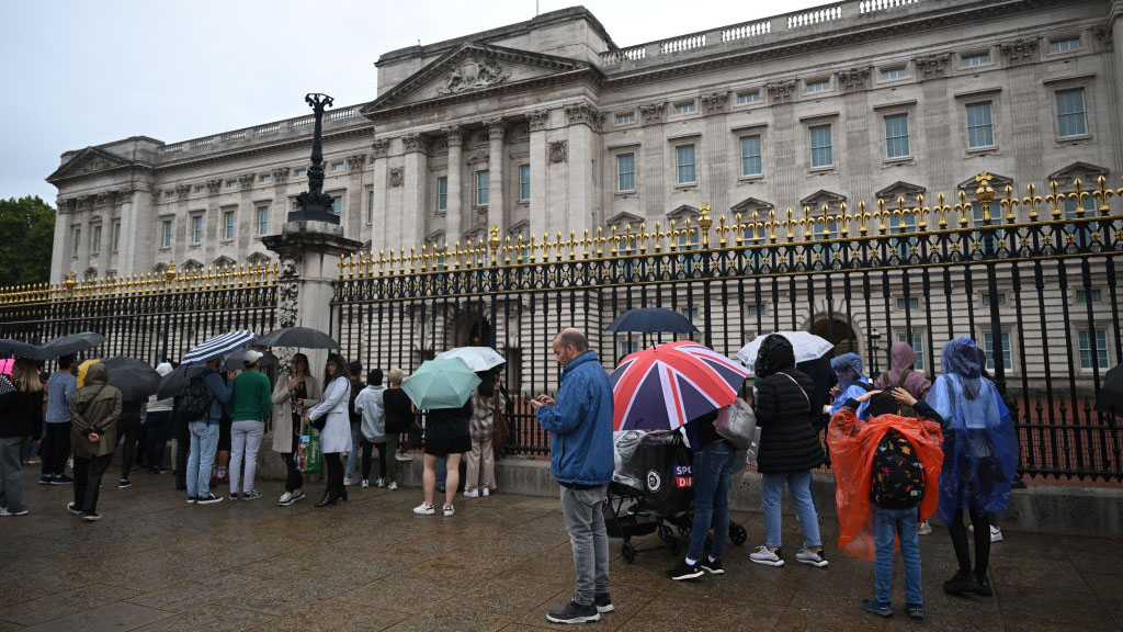El mundo expectante sigue las novedades sobre el estado de salud de la reina Isabel II