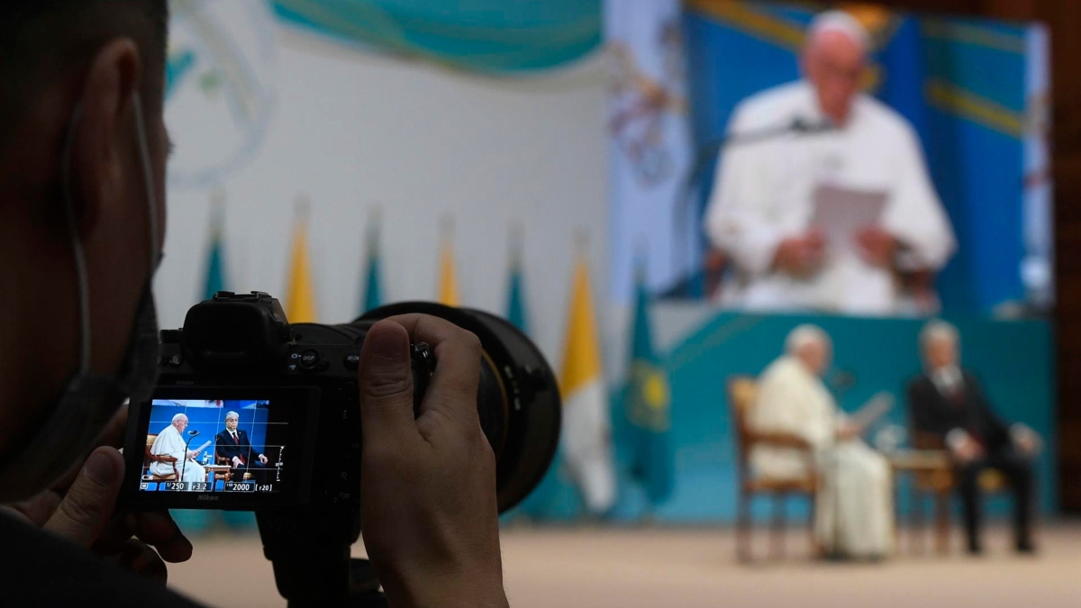 El papa y líderes religiosos rezan en silencio por la paz en congreso en Kazajistán