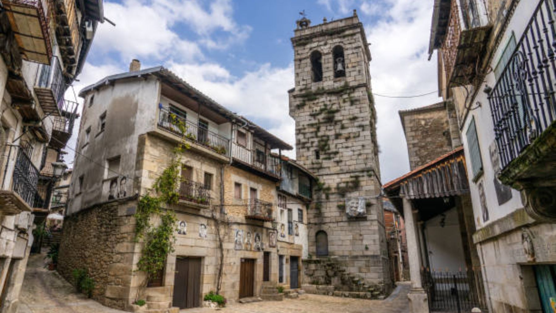 El pueblo español plagado de edificios medievales que te cautivará