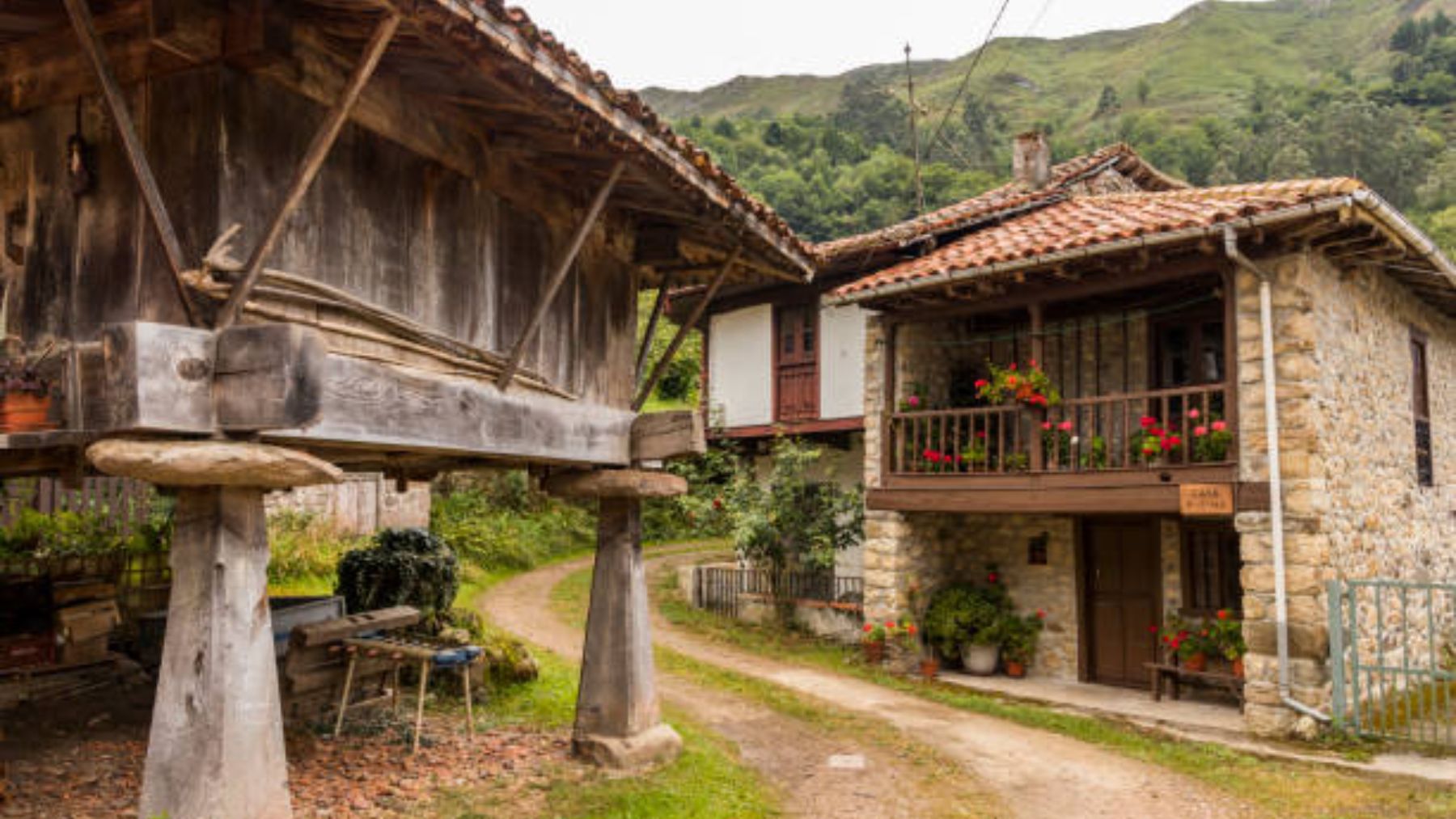 El pueblo más desconocido de Asturias y con más encanto repleto de hórreos