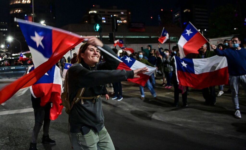 El rechazo celebra en las calles: “Chile quiere una nueva Constitución, pero una en la que quepamos todos”