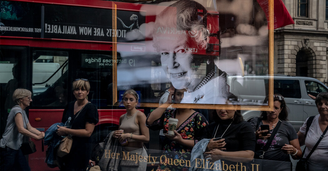 El rey Carlos encabeza la procesión del ataúd de la reina Isabel II en Escocia: mira en vivo