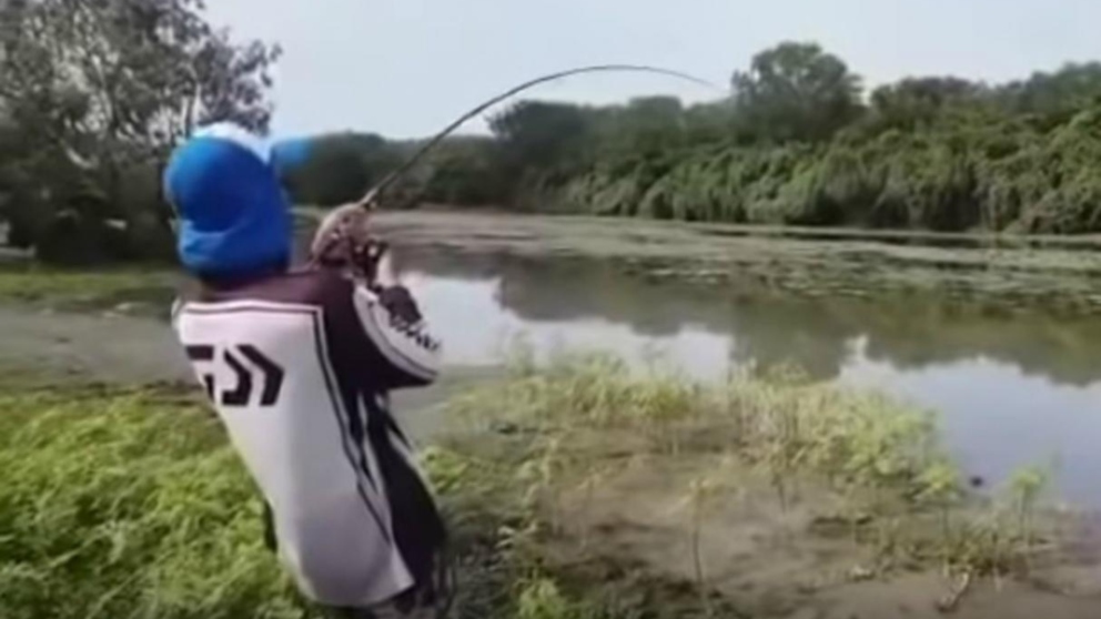 El tenso vídeo de un pescador perseguido por un cocodrilo en Australia