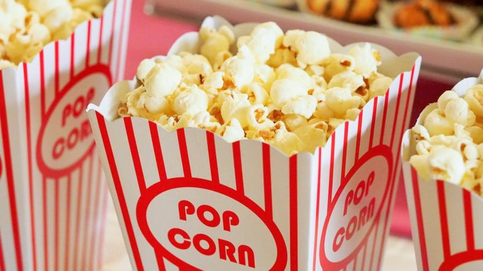 El verdadero origen de comer palomitas de maíz en el cine