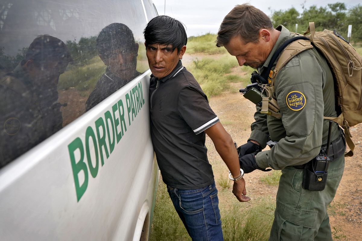 Estados Unidos supera los dos millones de inmigrantes detenidos por primera vez en un año
