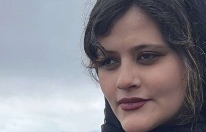 Estallan protestas por la muerte de joven iraní tras ser detenida por llevar mal puesto el velo | Videos