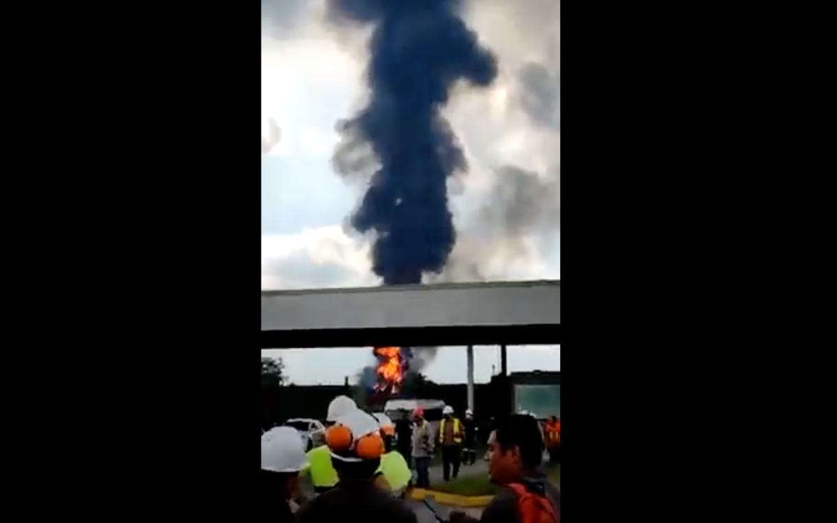 Excavadora provocó fuga de gas y explosión en ducto de Huimanguillo, Tabasco: Pemex | Videos