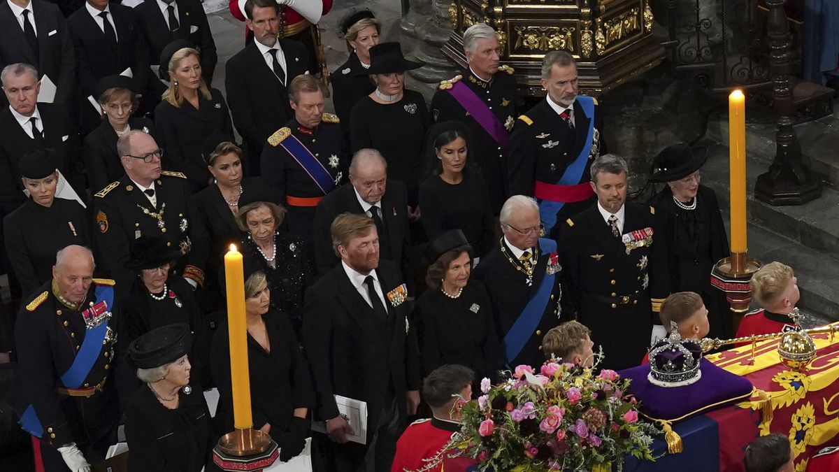 Felipe VI y Letizia se sientan junto al rey emérito y doña Sofía en el funeral de Isabel II