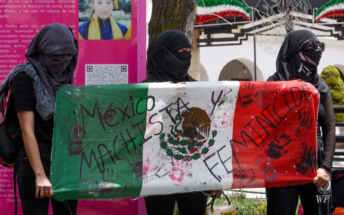 Feministas dan ‘El Otro Grito’ contra violencia machista en Toluca