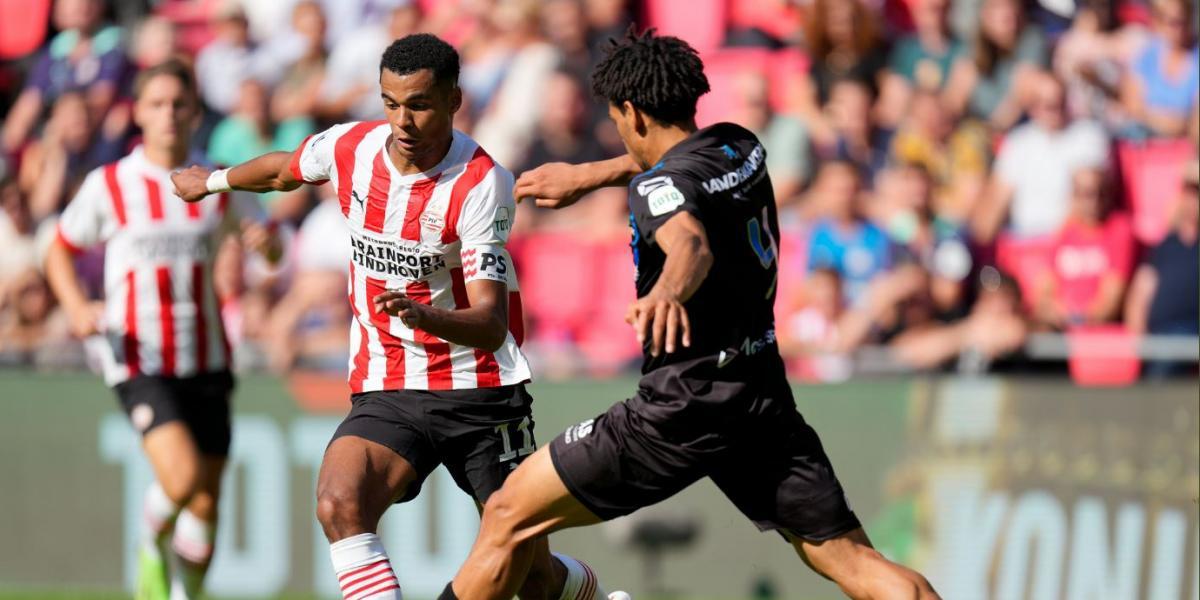 Gakpo, de penalti, salva al PSV en el último suspiro