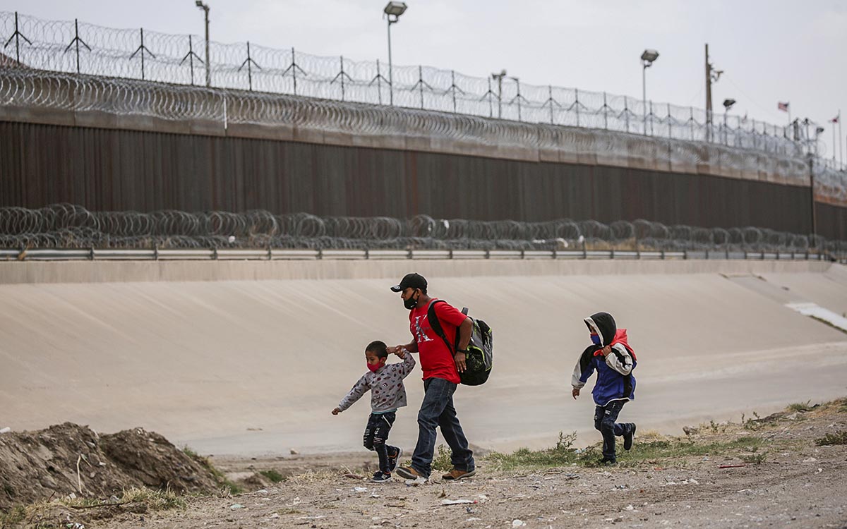 Gobierno de Biden presiona a México para que acoja a más migrantes