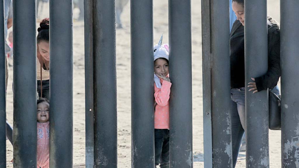 Gobierno pide pruebas psicológicas para padres de niños separados en la frontera