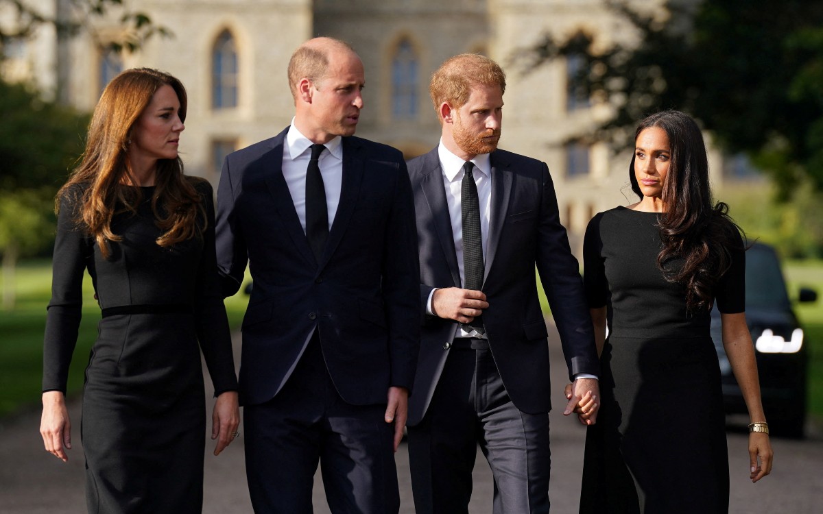 Harry y Meghan se unen a William y Kate, príncipes de Gales, frente al tributo a Isabel II en Windsor
