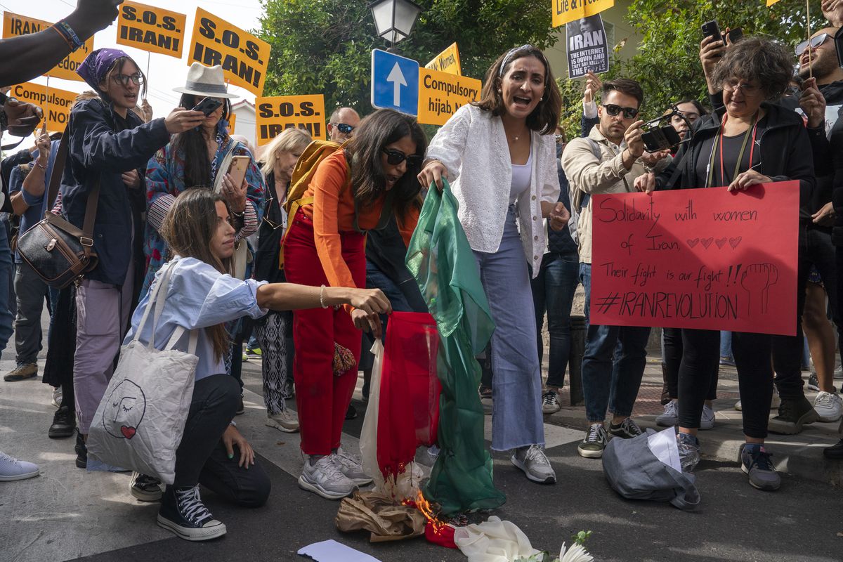 “Hermanas, estamos con vosotras”: asociaciones de mujeres reclaman el fin de la represión en Irán ante la Embajada en Madrid