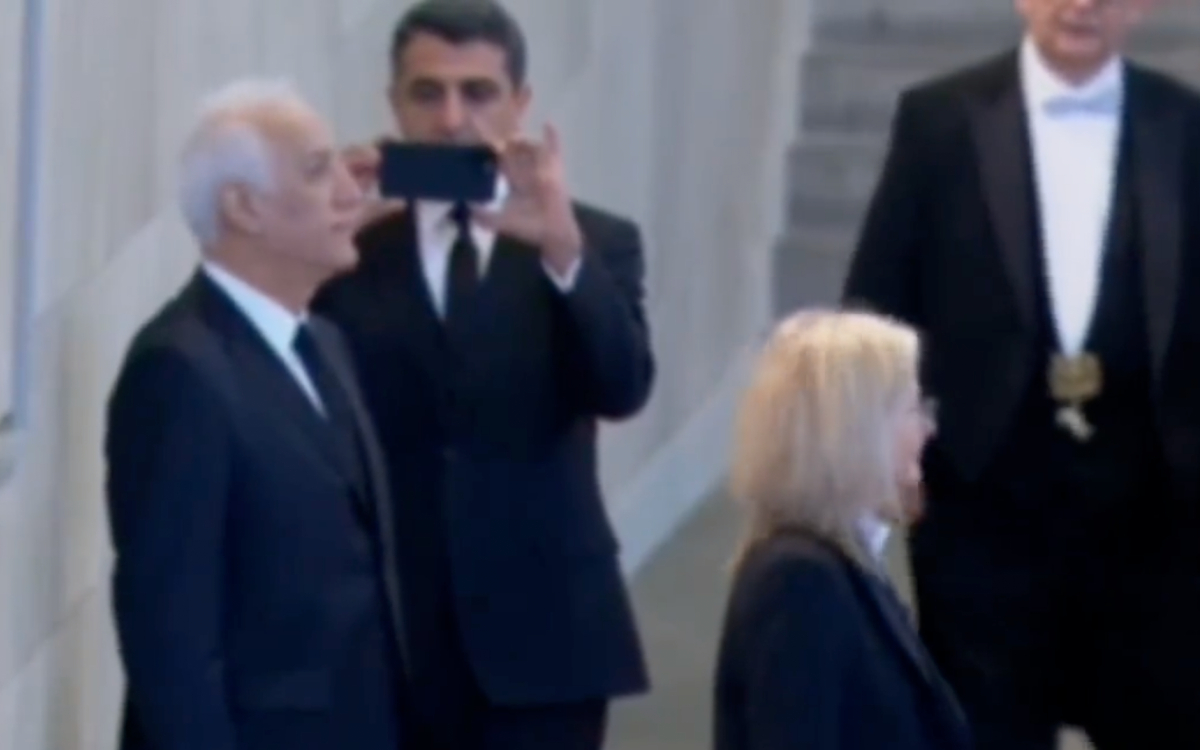 Ignorando protocolo, presidente de Armenia se hace tomar foto frente al ataúd de Isabel II | Video