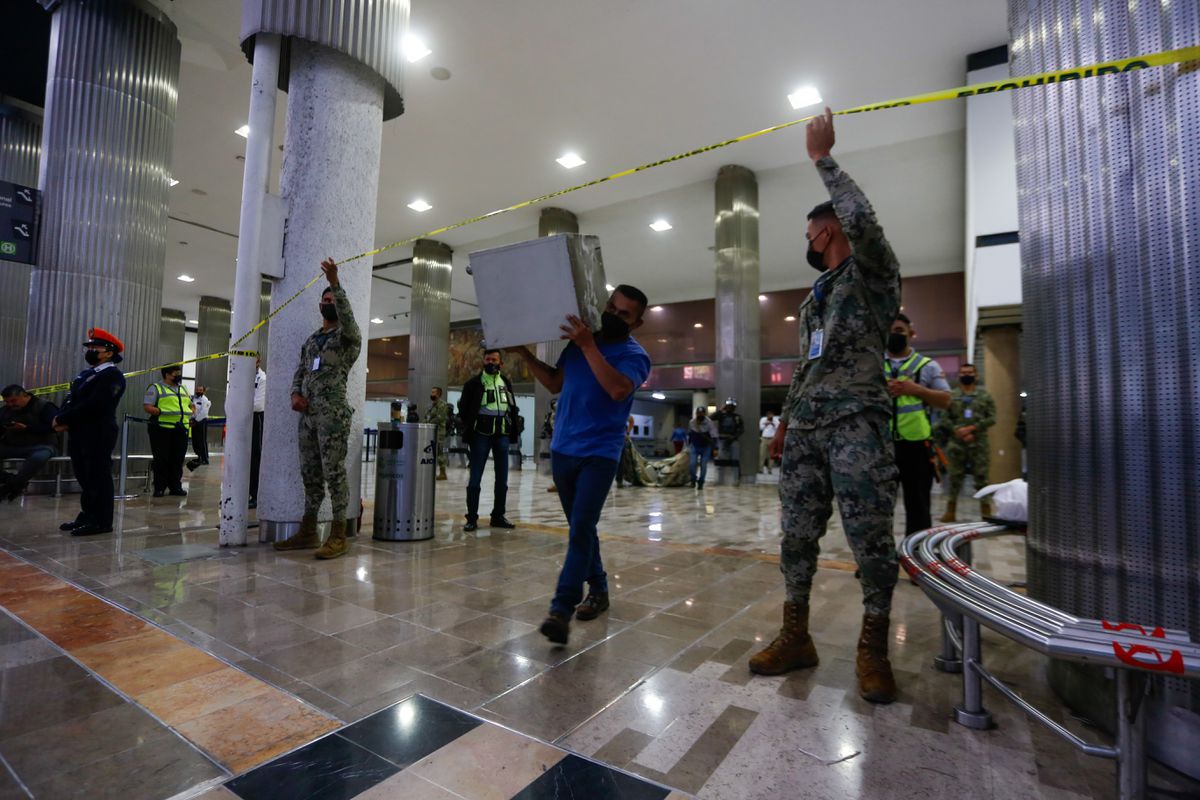 La Marina desaloja del aeropuerto a los extrabajadores de la extinta aerolínea Mexicana de Aviación