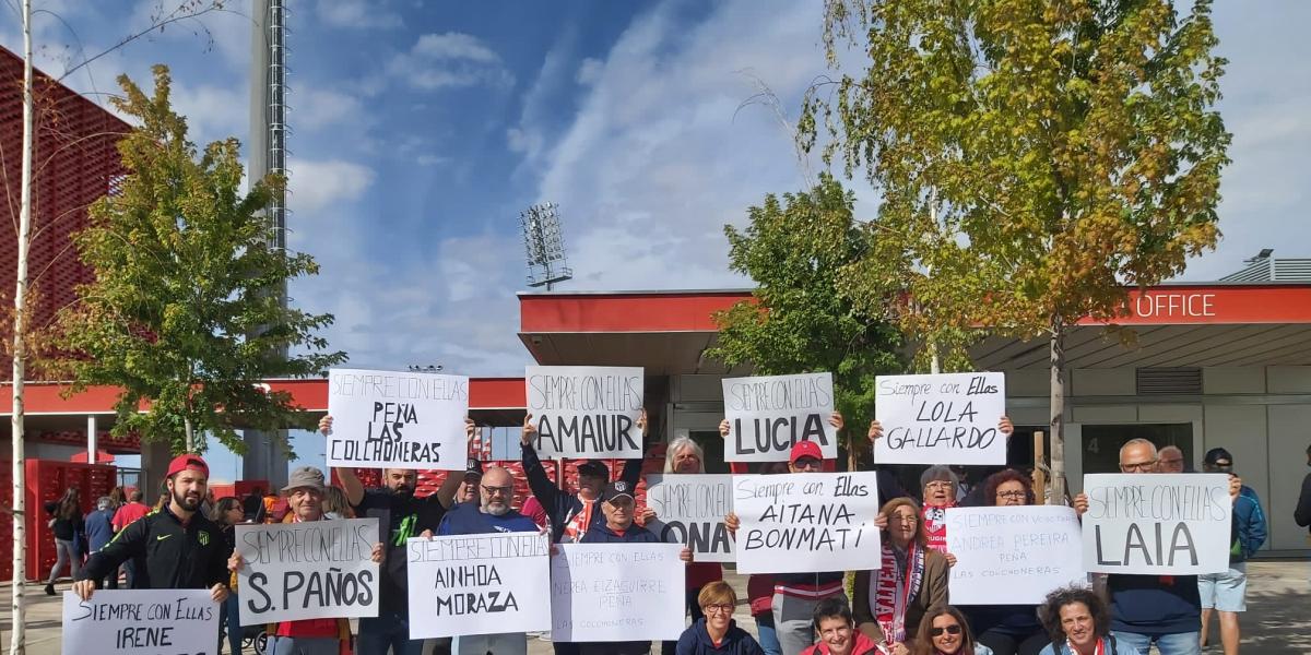 La afición de Atlético apoya a las 15 internacionales y pide la marcha de Vilda