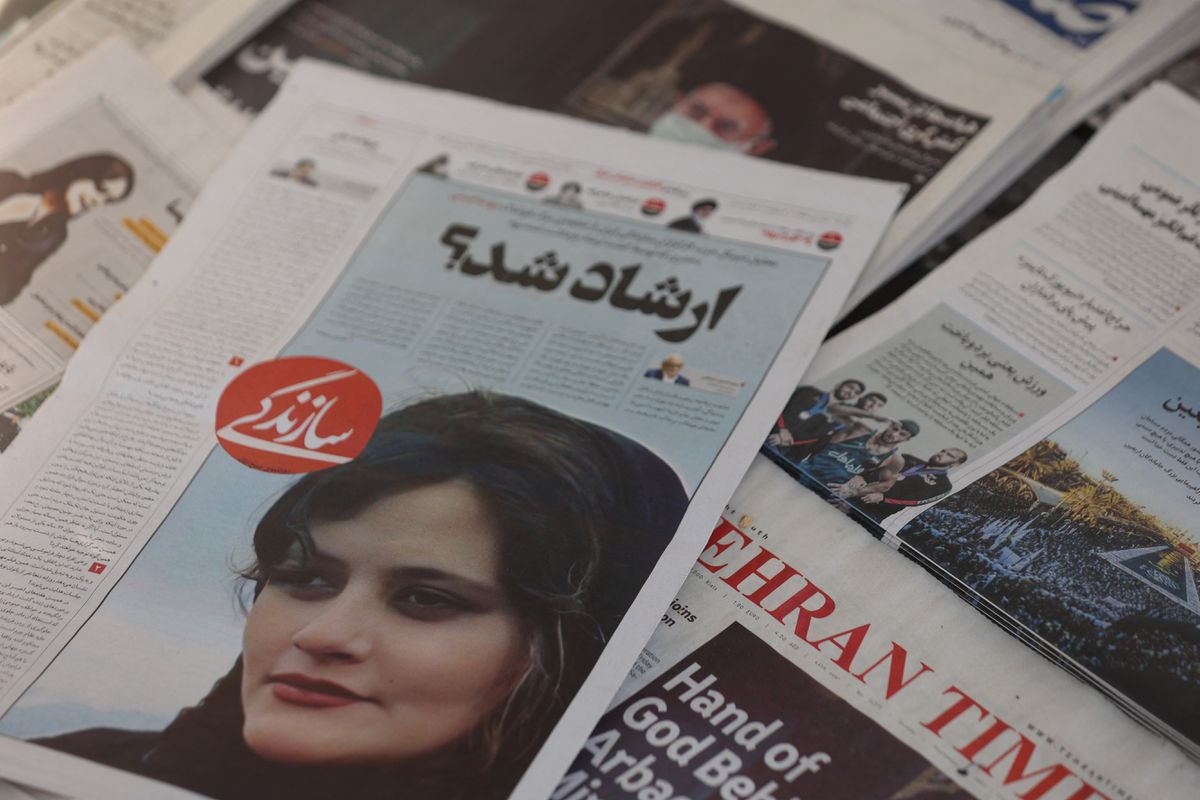 La muerte de una joven detenida por llevar mal el velo provoca una oleada de protestas en Irán