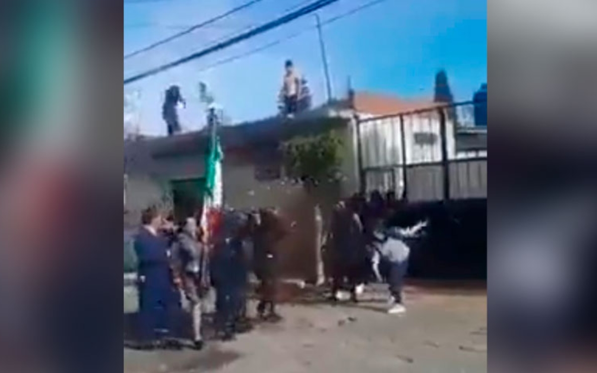 Lanzan huevos, piedras y harina a alcaldesa de Mazatecochco, Tlaxcala, durante desfile | Video