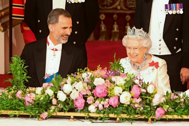 Felipe VI e Isabel II riéndose 