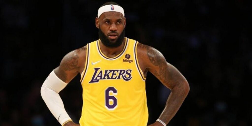 LeBron James critica a la NBA por no ser más dura con el dueño de los Suns