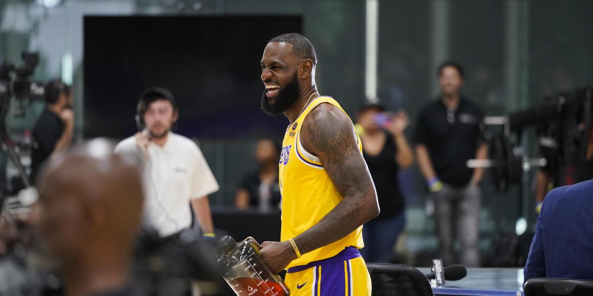 LeBron se olvida de Abdul-Jabbar en su quinteto histórico de los Lakers