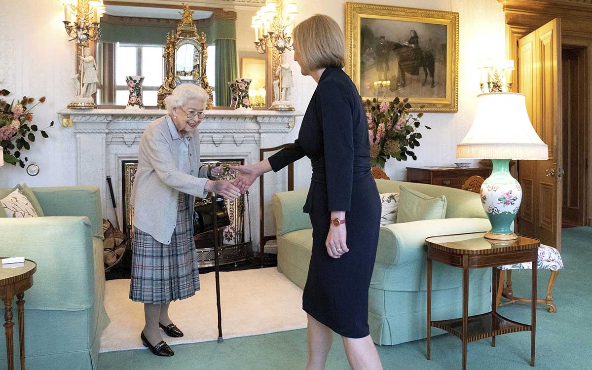 Liz Truss se convierte en la primera ministra del Reino Unido tras reunirse con la reina Isabel II
