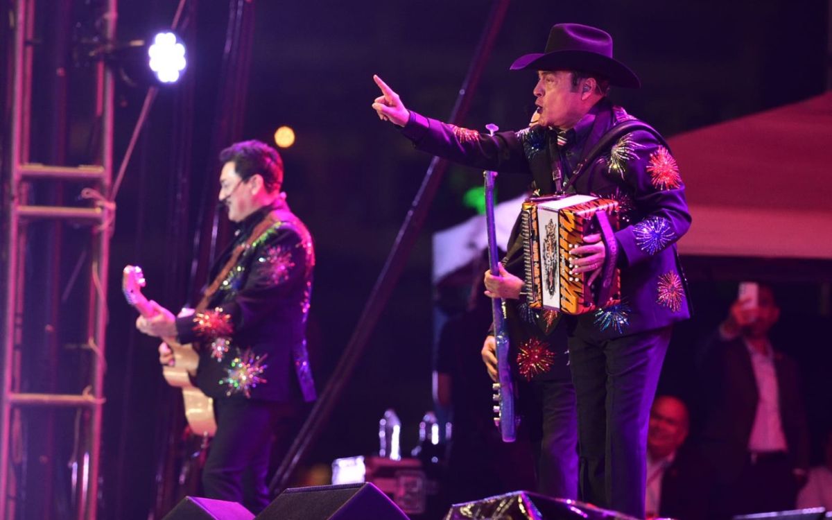 Los Tigres del Norte cantan frente a 130 mil espectadores en el Zócalo