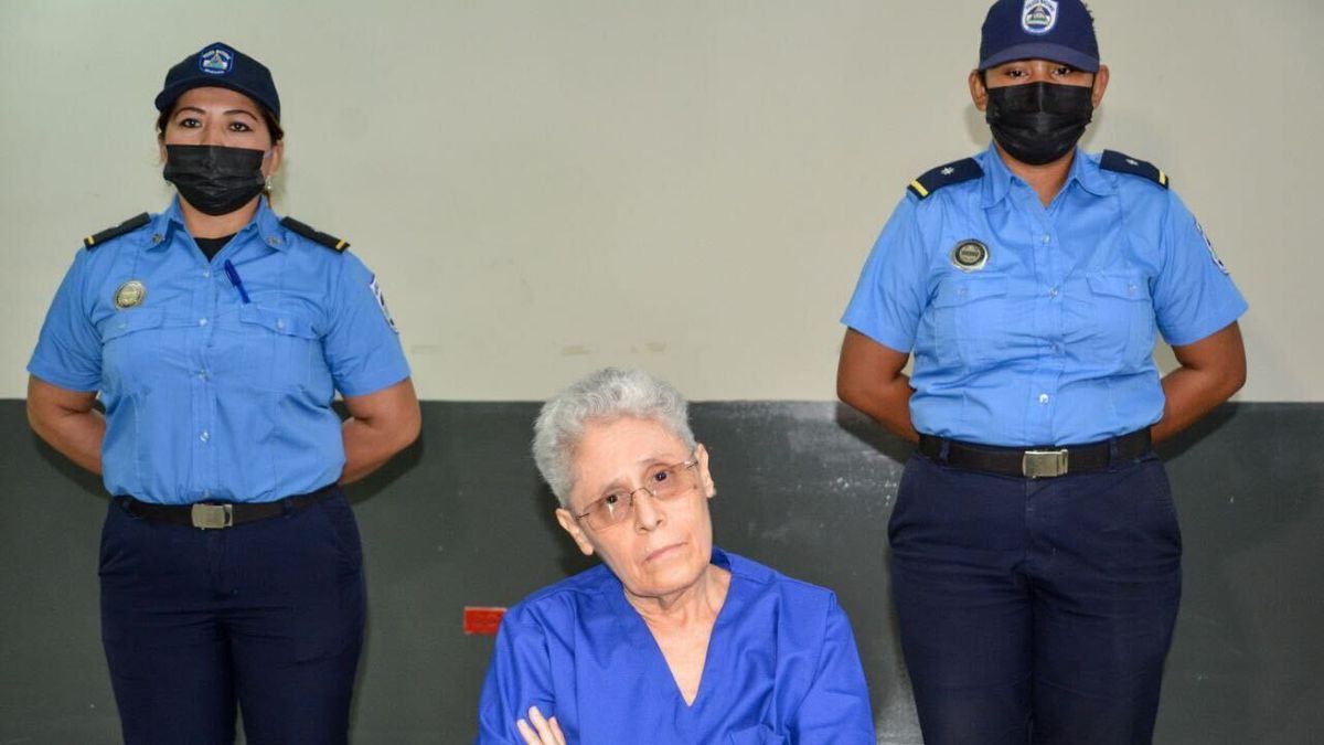 Los familiares de la exguerrillera sandinista Dora María Téllez, en huelga de hambre, temen por su vida