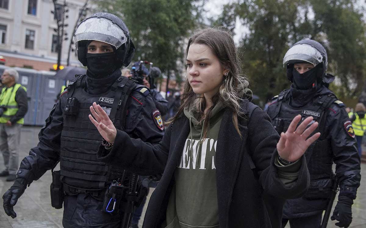 Más de 820 personas detenidas el sábado en las protestas contra la movilización militar en Rusia