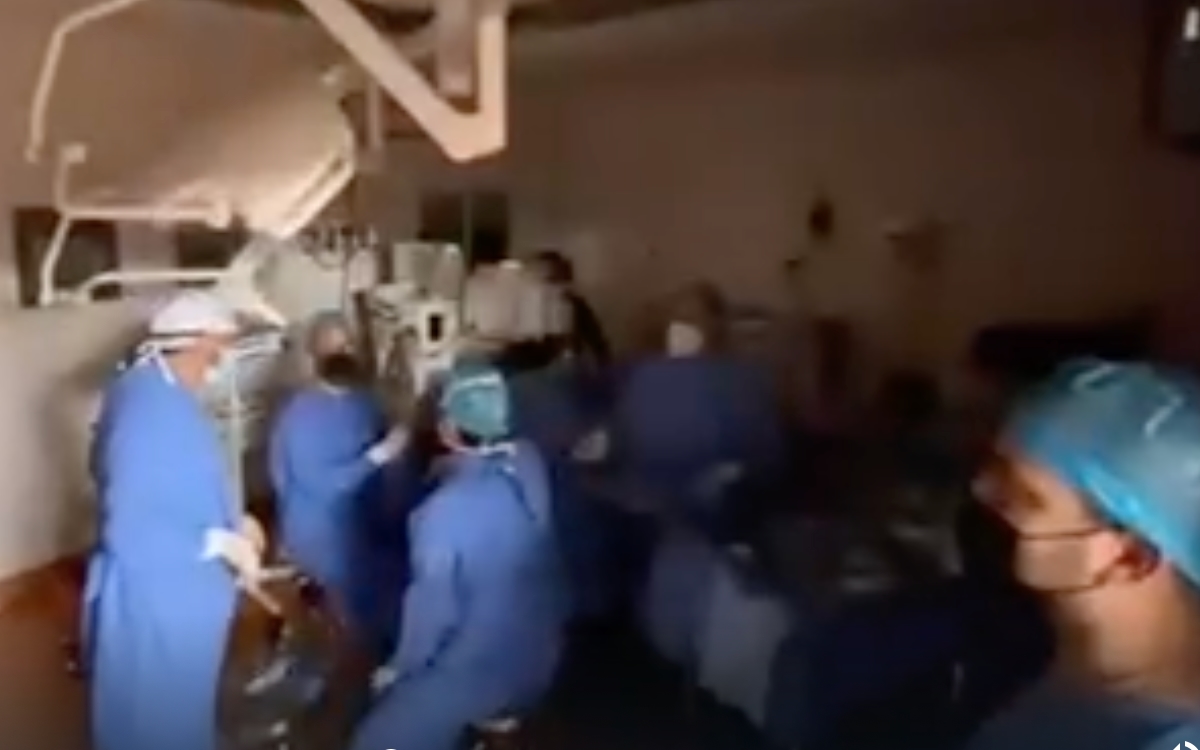 Médicos operaban a un bebé y fueron sorprendidos por el temblor de 7.7 | Video