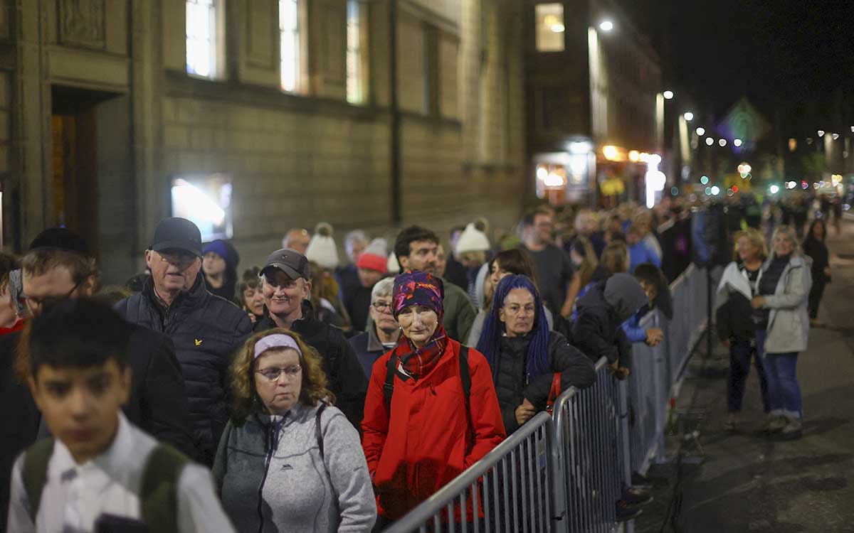 Miles de personas hacen cola toda la noche para despedirse de Isabel II en Edimburgo