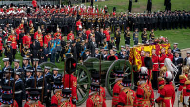 Miles de personas rinden tributo mientras Gran Bretaña se despide por última vez de la reina Isabel