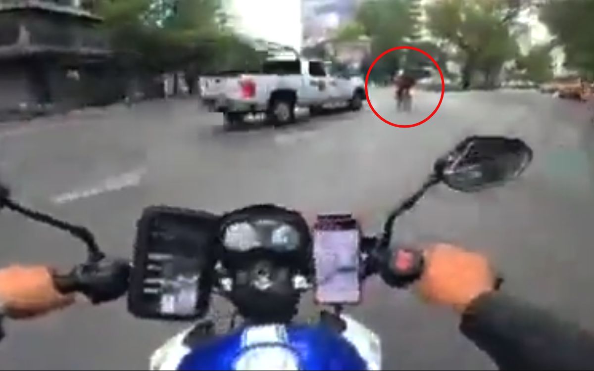 Motociclista grabó a camioneta cuando atropelló a ciclista y huyó | video