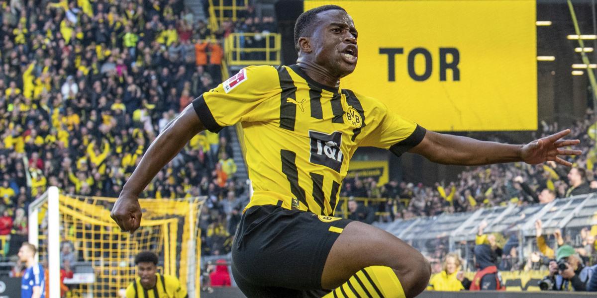 Moukoko saca al Borussia Dortmund de la depresión en el derbi del Rhur