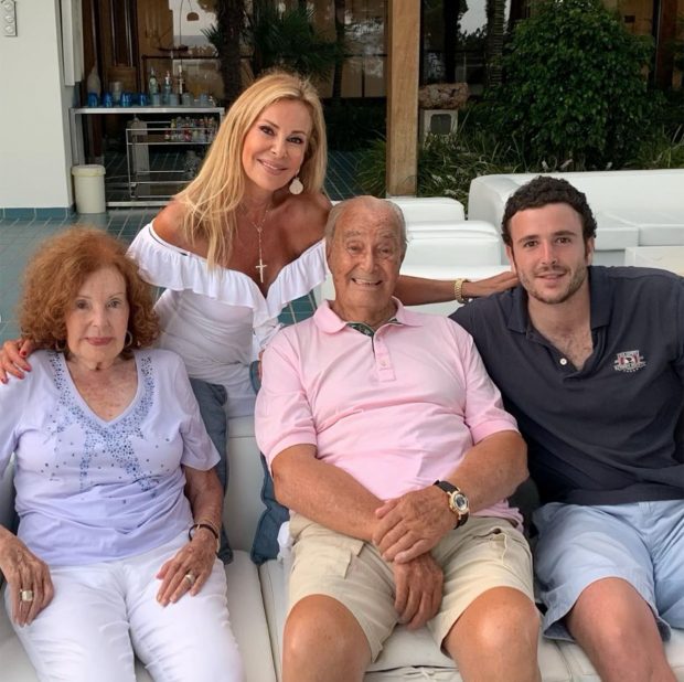 Ana Obregón junto a sus padres y su hijo / Instagram