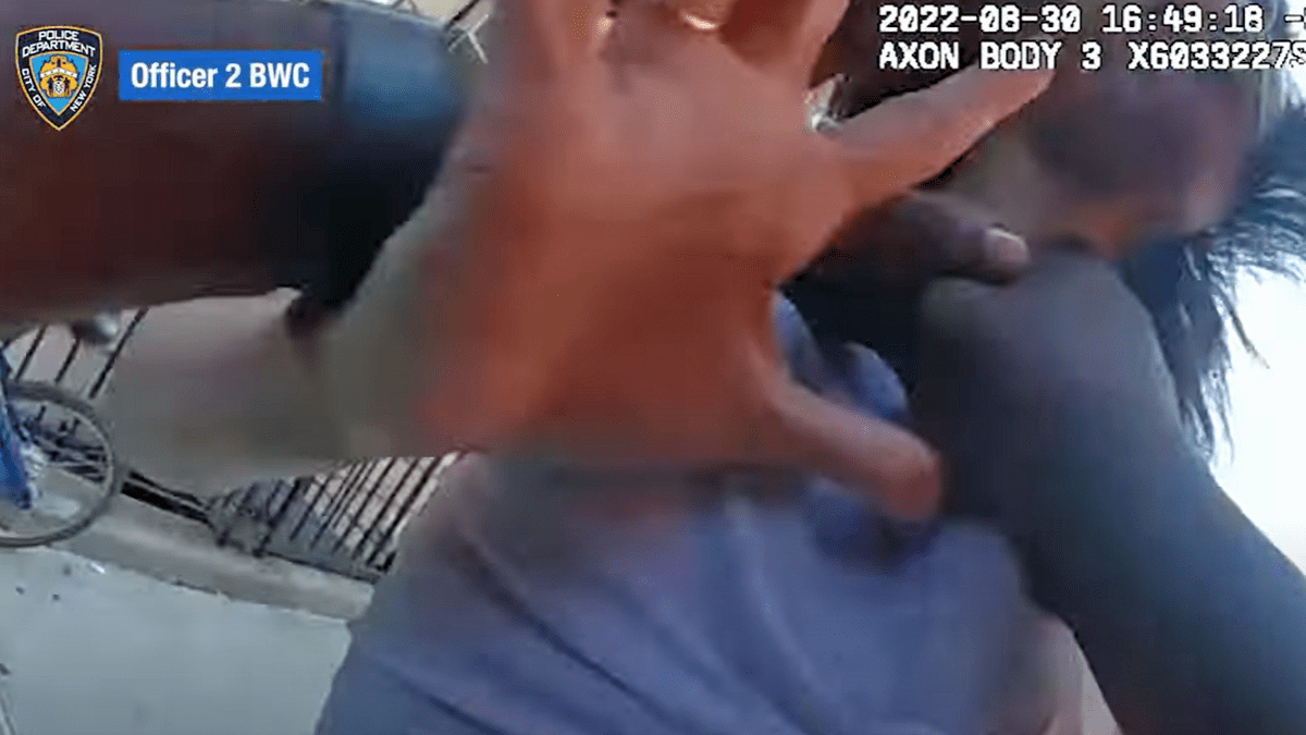 NYPD publica imágenes de incidente con mujer en Harlem