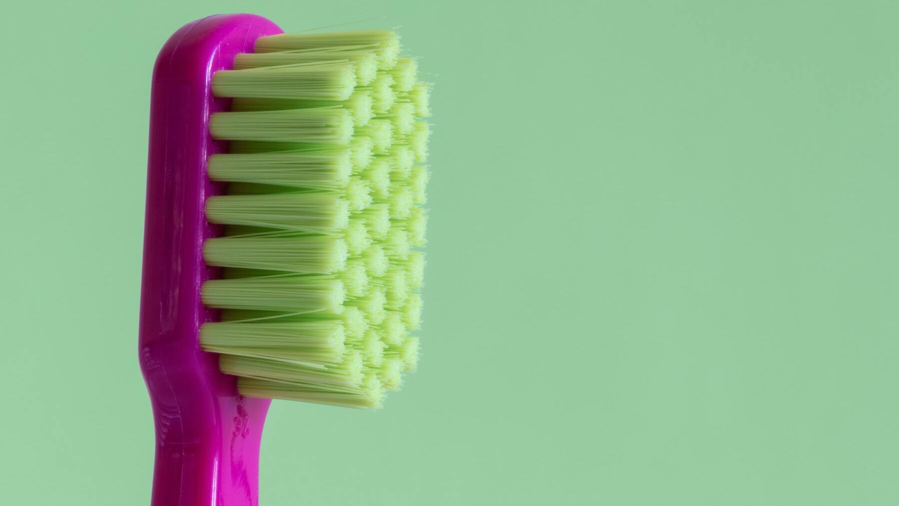 Nunca hagas esto con tu cepillo de dientes: el peligro que corres y no lo sabías