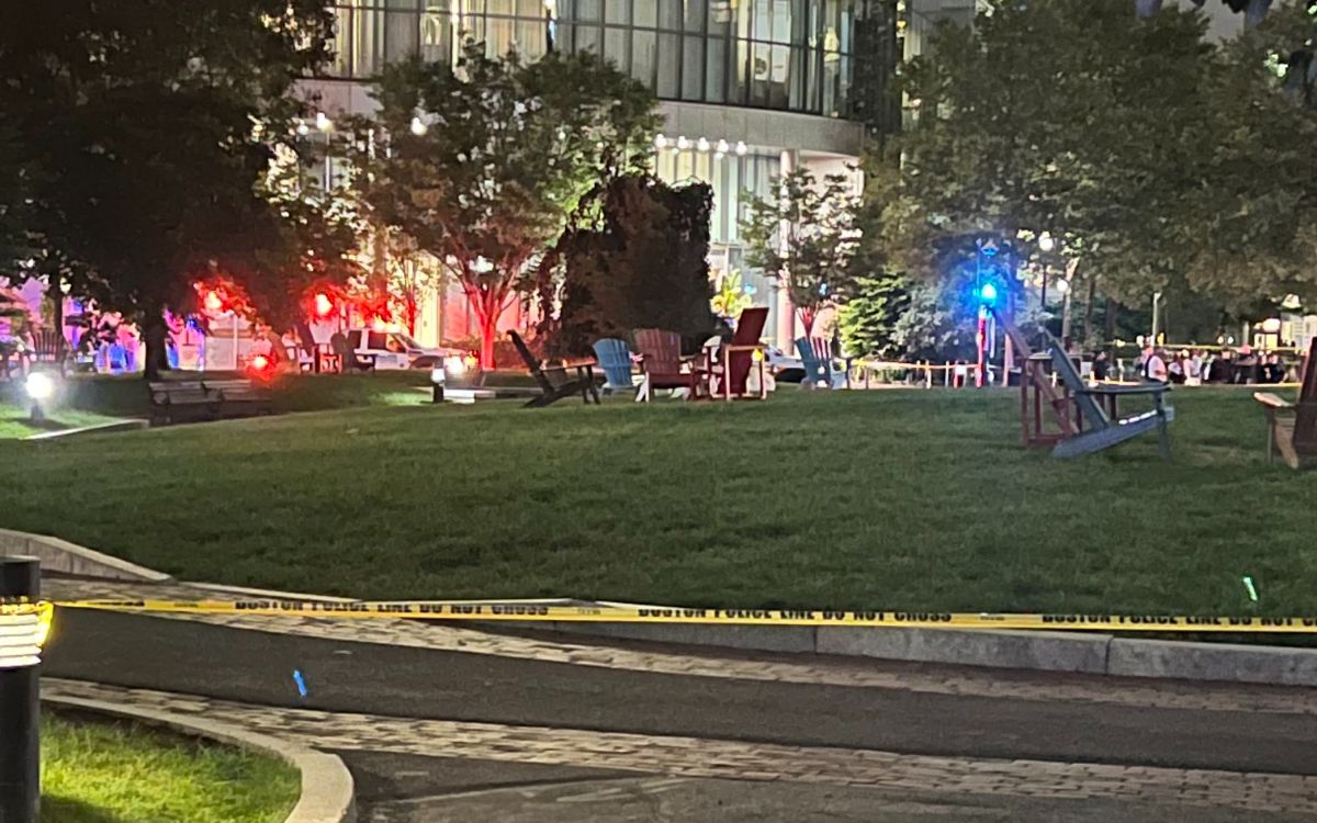 Paquete bomba explota en universidad de Boston; una persona herida