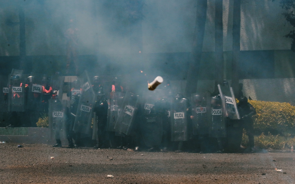 Petardos, piedras, bombas molotov... así fue la protesta en Campo Militar 1 por caso Ayotzinapa | Fotos y videos