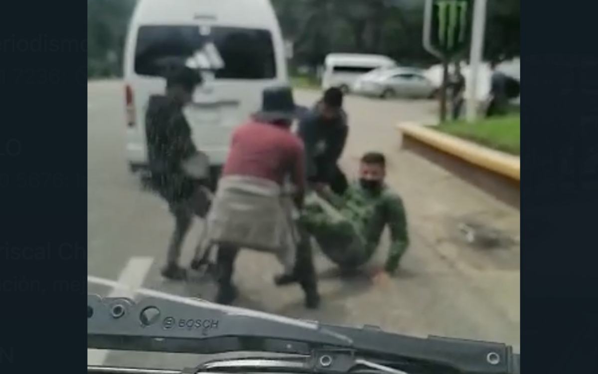Pobladores retienen a militares y disparan contra helicóptero en Chiapas | Videos