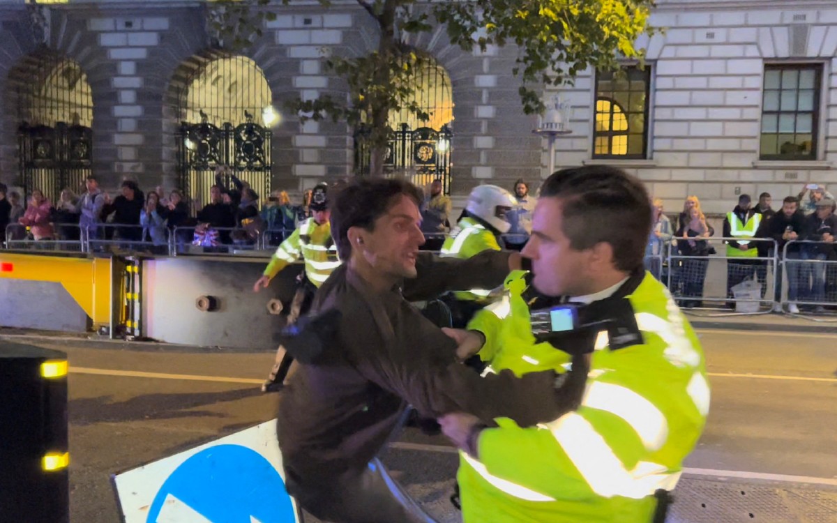 Policía de Londres derriba a patinador que se dirigía al auto de Carlos III | Video