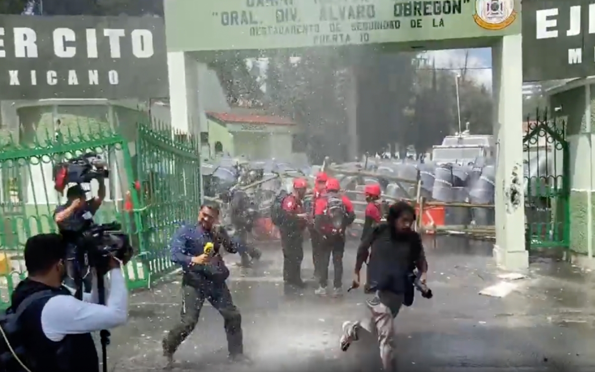 Policía militar lanza chorros de agua contra manifestantes y periodistas durante protesta en Campo Militar 1 por caso Ayotzinapa | Videos