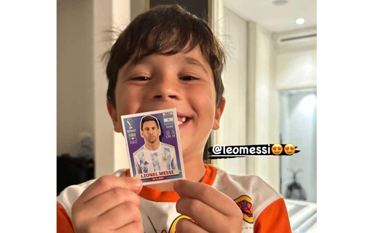 Presume Mateo Messi estampa de su padre para el álbum del Mundial | Video
