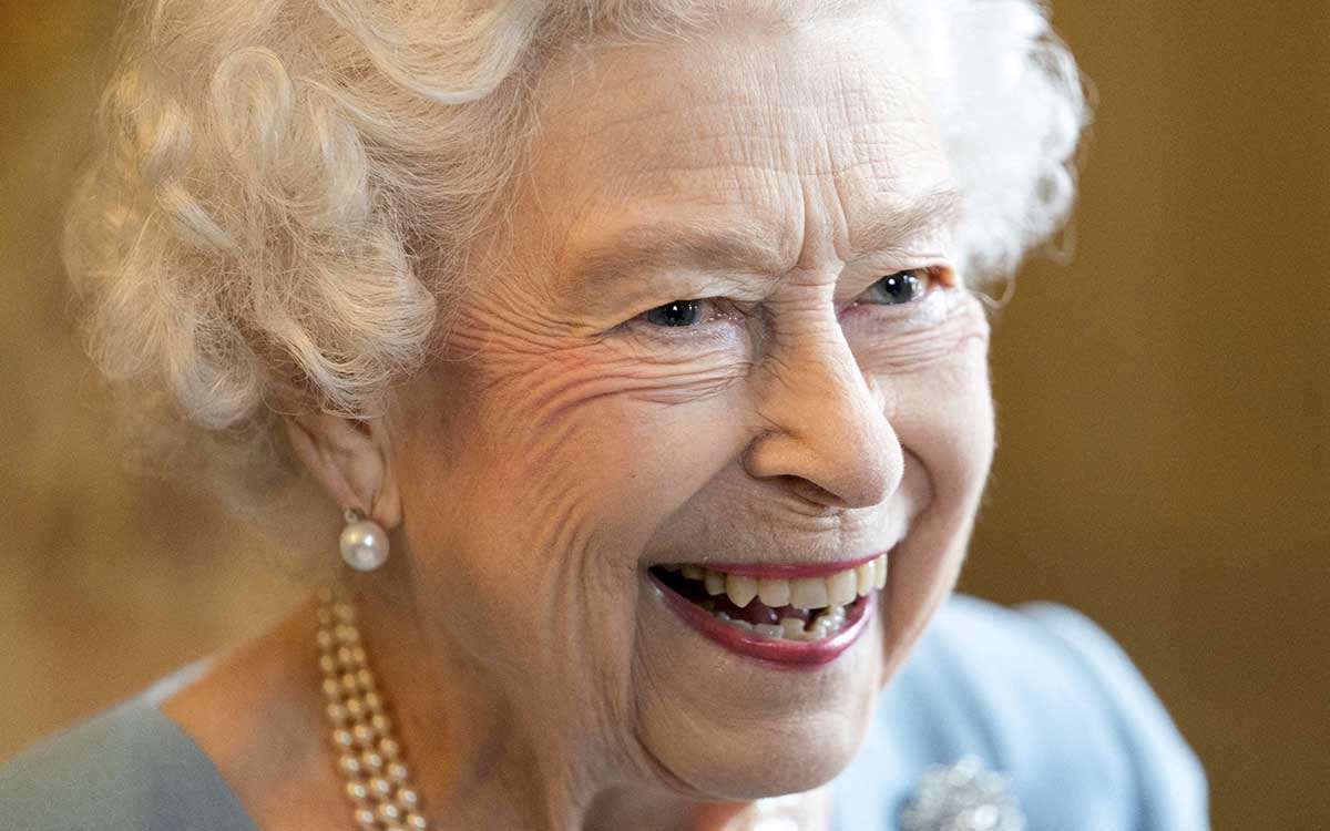 Reino Unido: Bajo supervisión médica la reina Isabel II; príncipes Carlos y William viajan para verla