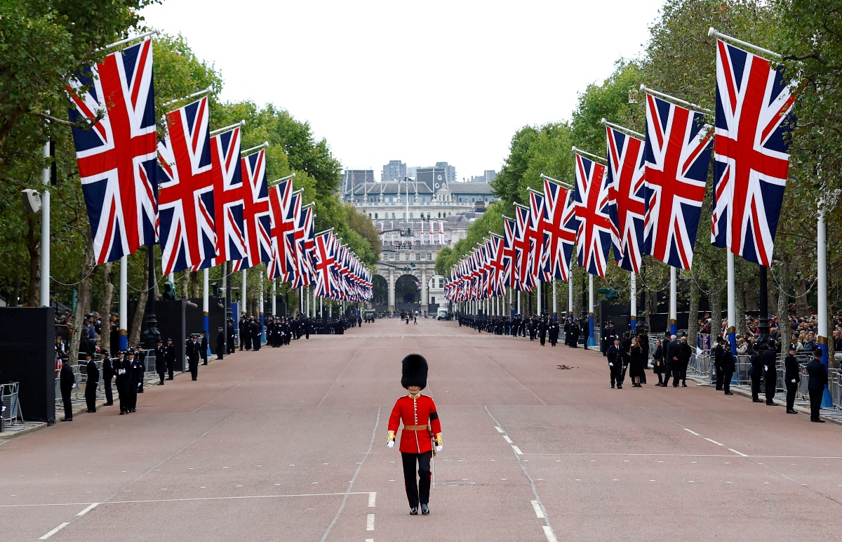 Reino Unido vuelve a izar las banderas tras el fin de luto por Isabel II