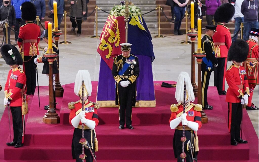 Rey Carlos III y sus hermanos velan el féretro de la reina Isabel II